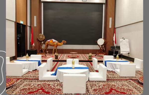 Rental Meja Lesehan Bulat Putih Runner Biru Dan Sofa Lesehan Jakarta